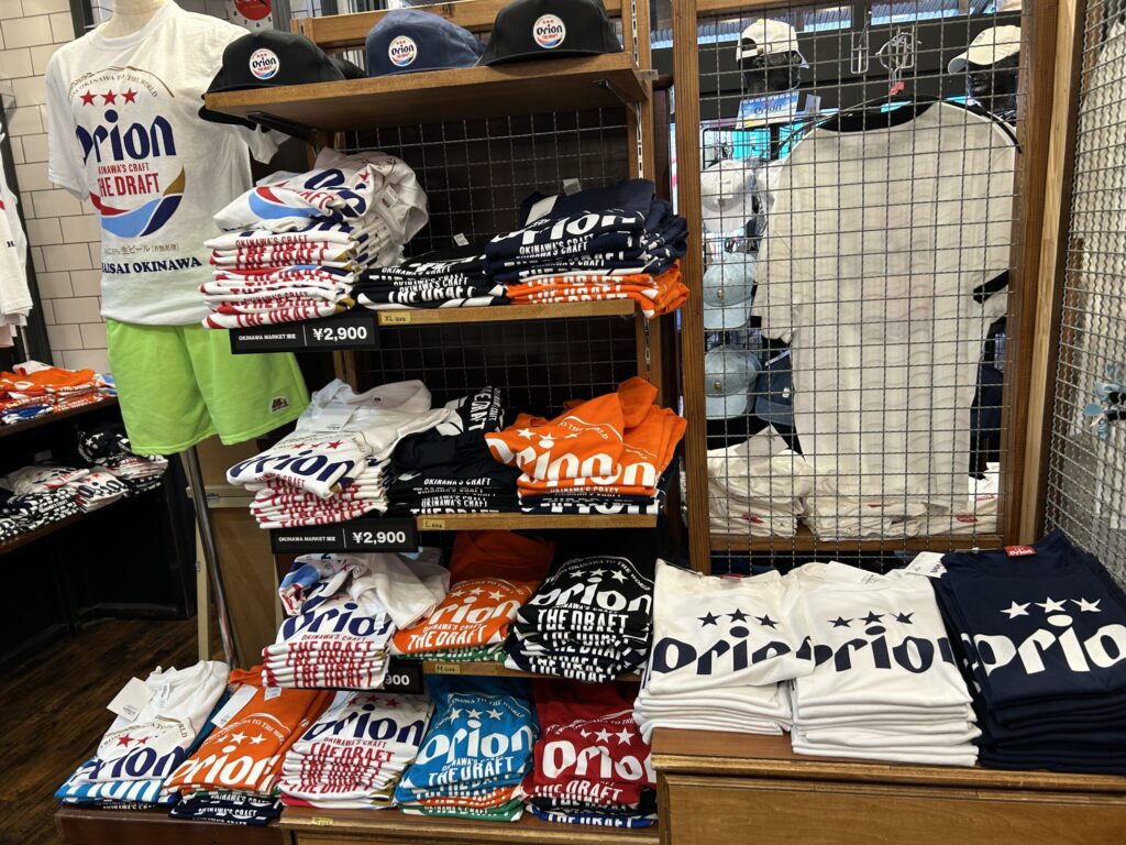 アメリカンビレッジ内のショップにオリオングッズが並んでいる様子