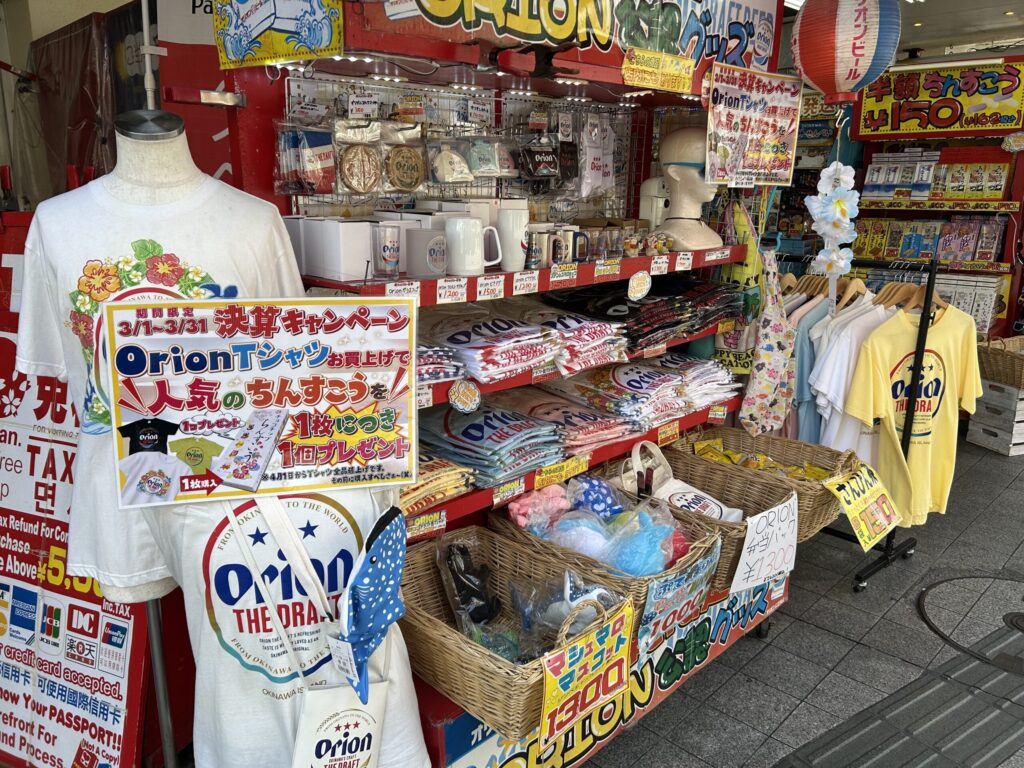 国際通りのお土産やさんに並ぶオリオングッズ