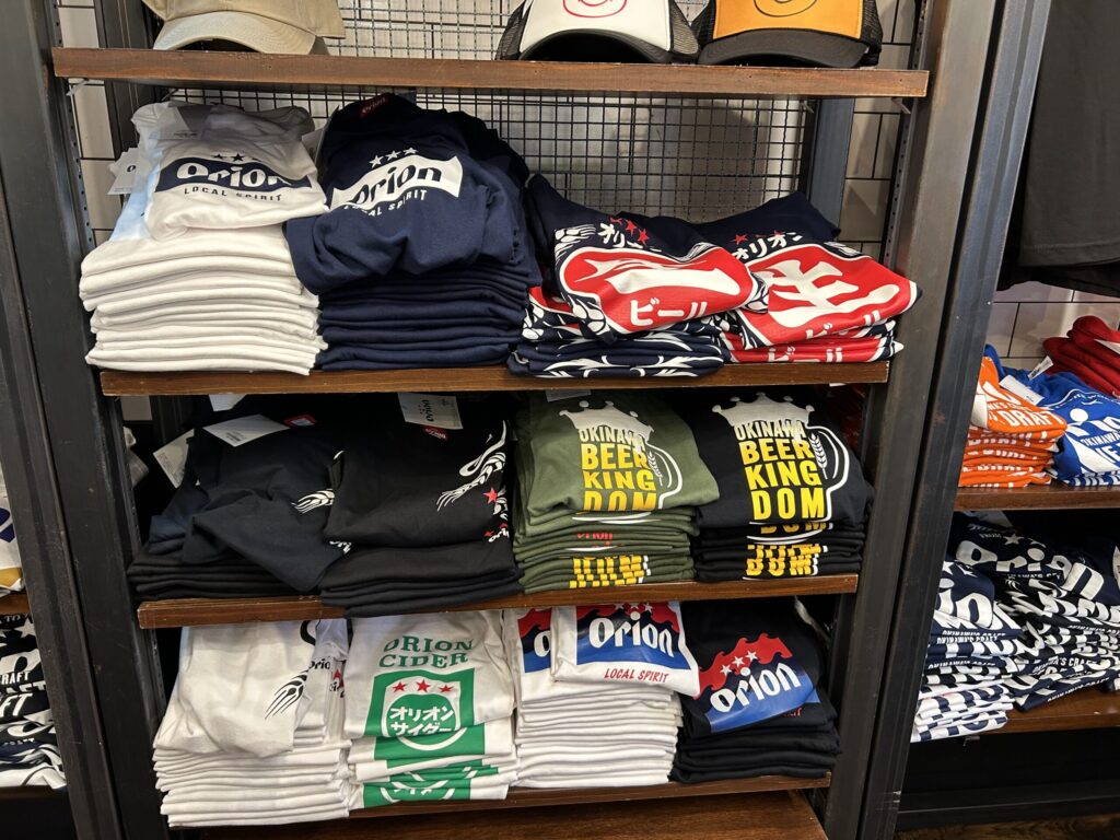 アメリカンビレッジ内の沖縄マーケットに並ぶオリオンビールTシャツ
